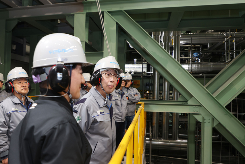 Doosan Enerbility Chairman & CEO Geewon Park (3rd from the left) takes a look around the full speed, full load testing (FSFL) site for ultra-large gas turbines.