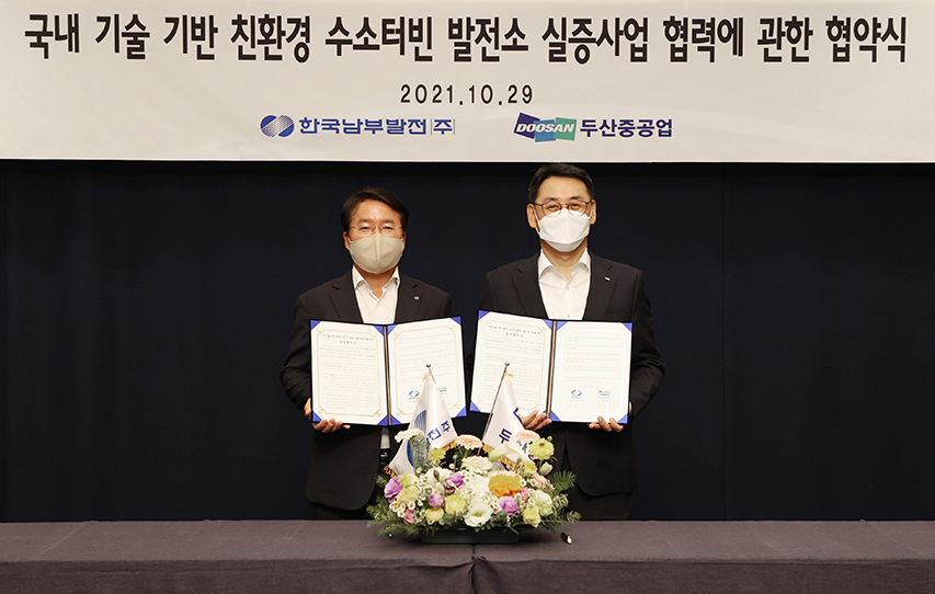 KOSPO President Seung Woo Lee (left) and Doosan Heavy President Yeonin Jung pose for a photo after signing the cooperation agreement for the “Demo Project for Local Technology-Based, Eco-Friendly Hydrogen Power Plant” at Bundang Doosan Tower on Oct. 29.