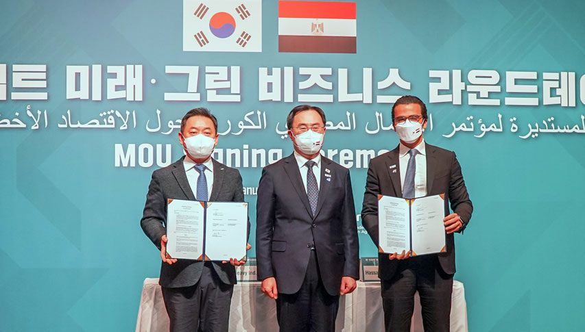 The related parties pose for a group photo at the MoU signing ceremony held in Cairo, Egypt for cooperation on a seawater desalination project.  (From right to left) Amr Allam, CEO of Hassan Allam; Sung Wook Moon, South Korea’s Minister of Trade, Industry and Energy; Hayong Jeon, VP of Doosan Heavy’s EPC Sales.