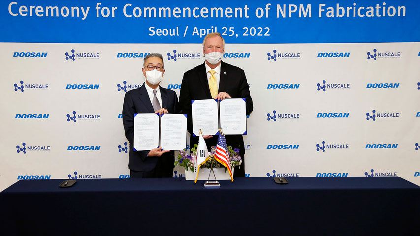 NuScale Power President & CEO John Hopkins (on the right) and Doosan Enerbility Chairman & CEO Geewon Park pose for a photo at the signing ceremony held at Doosan Tower on April 25.