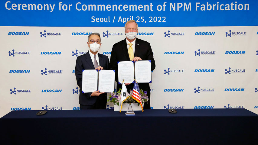 NuScale Power President & CEO John Hopkins (on the right) and Doosan Enerbility Chairman & CEO Geewon Park pose for a photo at the signing ceremony held at Doosan Tower on April 25.