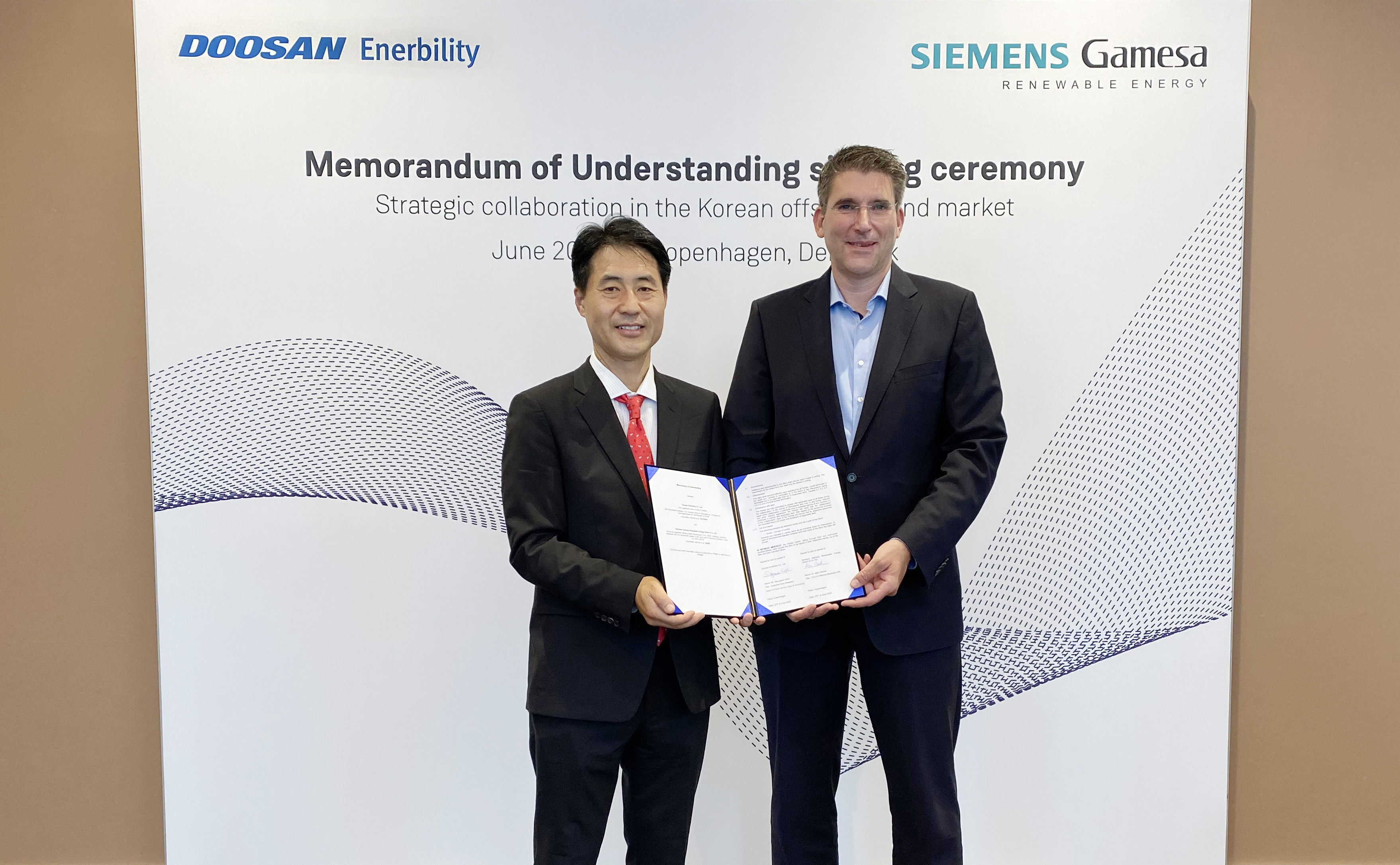 Seungwoo Sohn, SVP of Doosan Enerbility’s Power Services Sales & Marketing (on the left) and Marc Becker, CEO of Siemens Gamesa Offshore Business Unit, pose for a photo at the signing ceremony of the “MoU on Strategic Cooperation for Korean Offshore Wind Power Market” held in Copenhagen, Denmark.