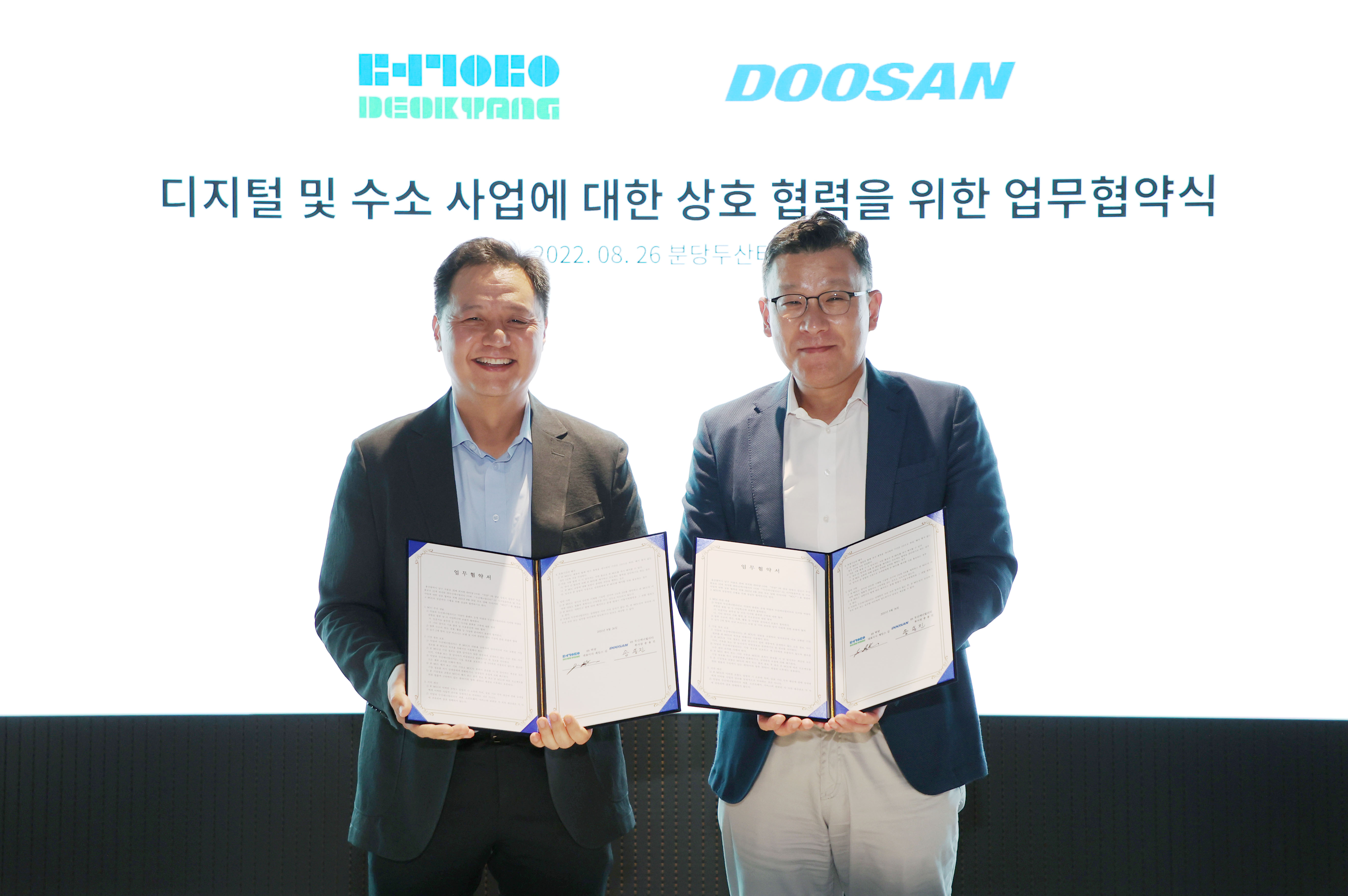 Doosan Enerbility CSO Yongjin Song (on the right) and Deokyang CEO James Kim pose for a photo at the signing ceremony for the “MoU on Cooperation for the Digital and Hydrogen Business” held at the Bundang Doosan Tower on Aug. 26th.