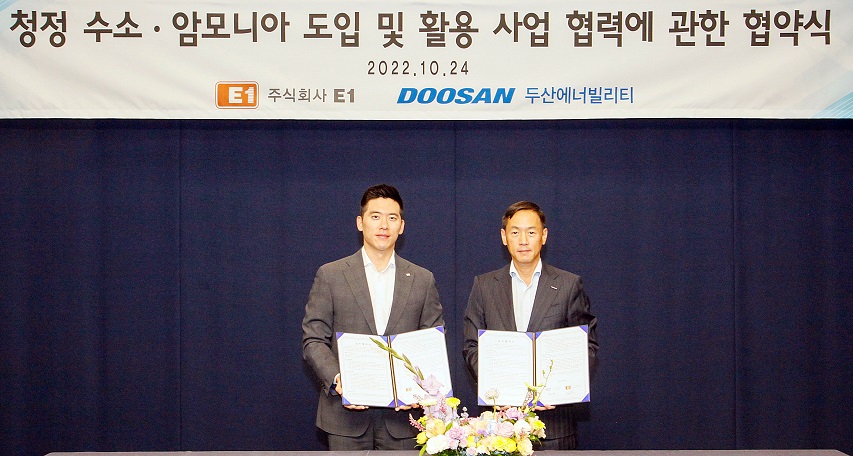  Inwon Park, CEO of Doosan Enerbility’s Plant EPC BG(on the right) and Donghwi Koo, COO  of E1’s New Growth Business Unit, pose for a photo at the MoU signing ceremony for “Cooperation on Clean Hydrogen and Ammonia Adoption & Utilization,” which was held at the Bundang Doosan Tower on Oct. 24th.