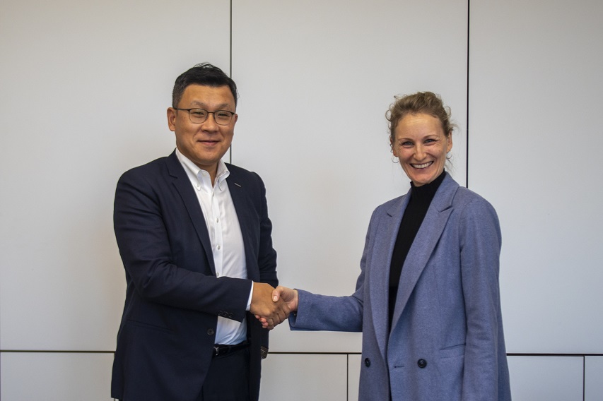 Yongjin Song, CSO of Doosan Enerbility (on the left), and Marie Langer, CEO of EOS, pose for a photo at the EOS headquarters in Munich after signing the MoU on cooperation for the 3D printing business.