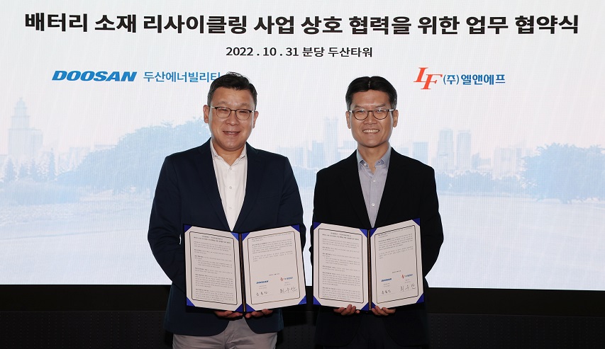 Yongjin Song, CSO of Doosan Enerbility (on the left), and SuAn Choi, CEO of L&F, pose for a photo at the MoU signing ceremony held at the Bundang Doosan Tower on Oct. 31 for cooperation on the battery materials recycling business.