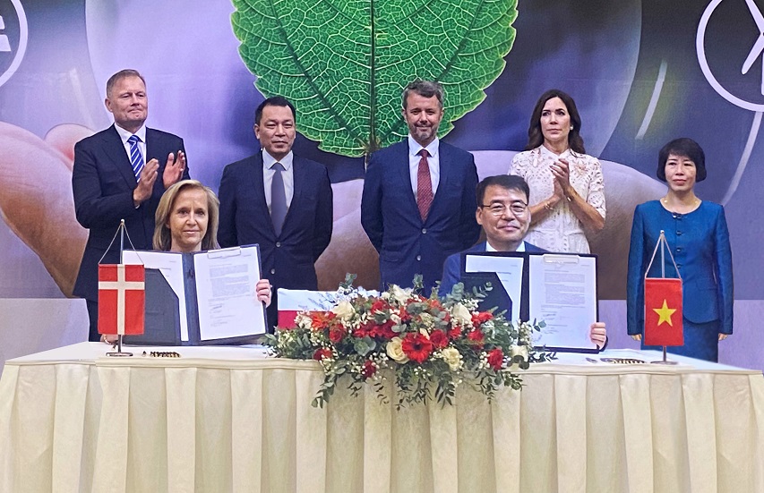 Jaeyi Kim, Doosan Enerbility’s Wind Power BU Head (on the right side of front row); Virginie Van de Cotte, Ørsted’s Chief Procurement Officer (on the left side of front row); His Royal Highness Crown Prince Frederik of Denmark (third from the left of back row); Dang Hoang An, Vietnam’s Deputy Minister of Industry and Trade (second from the left of back row), pose for a photo at the MoU signing ceremony on “Cooperation for the Supply of Offshore Wind Turbine Substructures.”