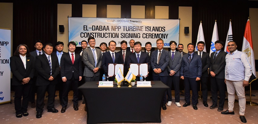 On Nov. 9 (local time), Jungmook Lim, KHNP’s Cairo Office Head (fifth from the left in front row), and Daeyong Yu, Doosan Enerbility’s Cairo Branch Director (sixth from the left in front row), pose for a group photo in Cairo, Egypt after signing the contract for construction of the El Dabaa NPP turbine island.