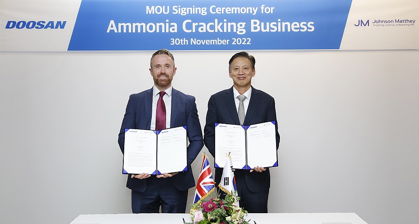 Kwangyol Lee, Doosan Enerbility’s Turbomachinery Business Unit Head (On the right), and Simon Stanbridge, Johnson Matthey’s Business Development Director, pose for a photo after signing the “MoU on Cooperation for the Ammonia Cracking Business” at the signing ceremony held at Doosan Enerbility’s Changwon headquarters on Nov. 30.