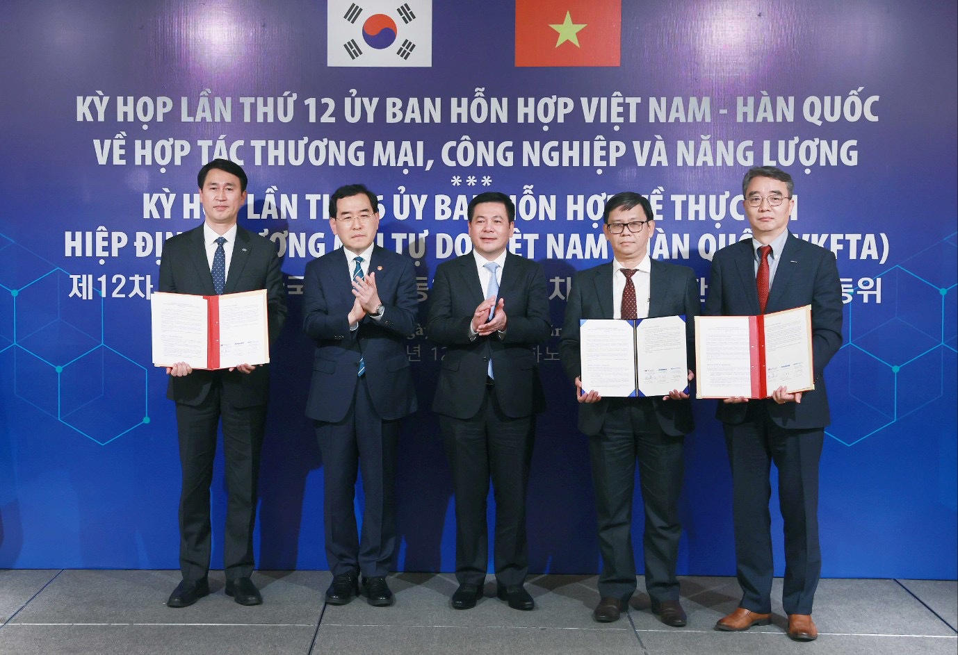 On Dec. 22, Officials pose for a photo at the MoU signing ceremony held in Hanoi for cooperation on clean energy. From left: Kyubok Lee, Vice President of KETI, Chang-yang Lee, Minister of Trade, Industry and Energy, Nguyen Hong Dien, Minister of Industry and Trade of Vietnam, Tran Ky Phuc, Director General of Vietnam’s IE, and Hongook Park, CEO of Doosan Enerbility’s Power Services BG.