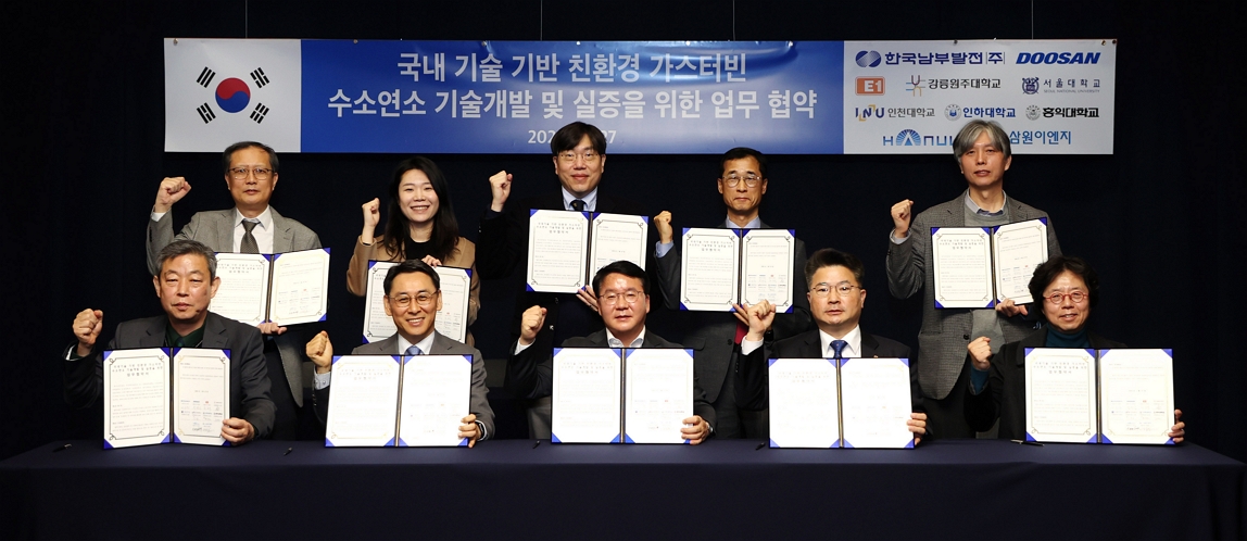 Those from the 10 parties of the local industry, academia and research sectors, including KOSPO CEO Seung Woo Lee (center of front row), Doosan Enerbility President & COO Yeonin Jung (second from the left, front row) and E1 Corporation EVP Jeong Sik Chon (fourth from the left, front row), pose for a group photo at the MoU signing ceremony held at the Bundang Doosan Tower on Jan. 27.