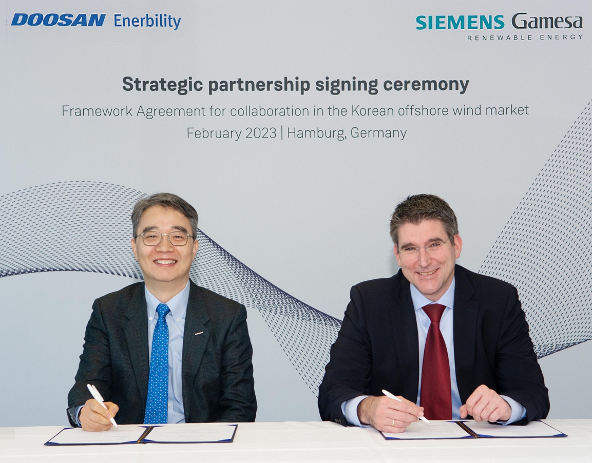 Hongook Park, CEO of Doosan Enerbility’s Power Services Business Group (on the left) and Marc Becker, CEO of Siemens Gamesa Offshore Business Unit, pose for a photo at the signing ceremony of the ‘Framework Agreement for collaboration in the Korean Offshore Wind Power Market’ held in Hamburg, Germany.