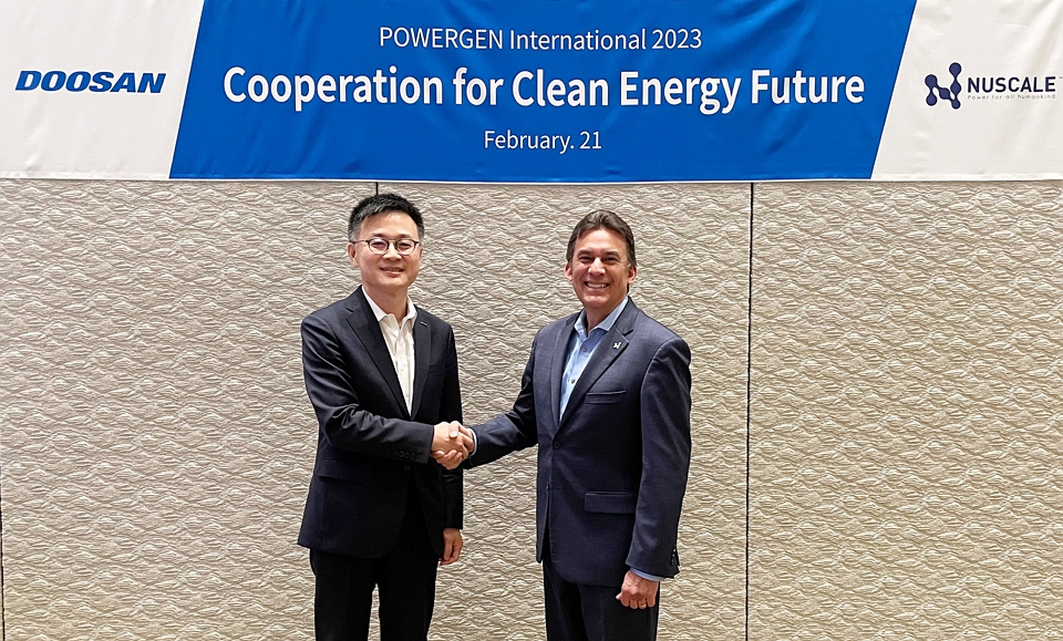 Doosan Enerbility CMO Jungkwan Kim (on the left) and NuScale Power CTO José N. Reyes pose for a photo after their meeting at the POWERGEN International 2023, which opened in Orlando, USA on Feb. 21 (local time).