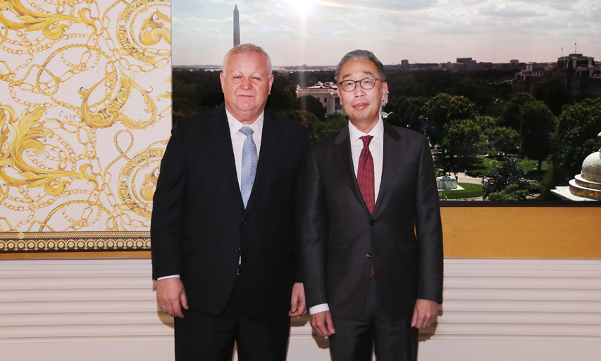 Doosan Enerbility Chairman & CEO Geewon Park (on the right) poses for a photo with Kam Ghaffarian, Founder & Chairman of X-energy, the Generation IV high temperature gas-cooled nuclear reactor developer, at the afternoon meeting held in Washington D.C. on Apr. 25th (local time).