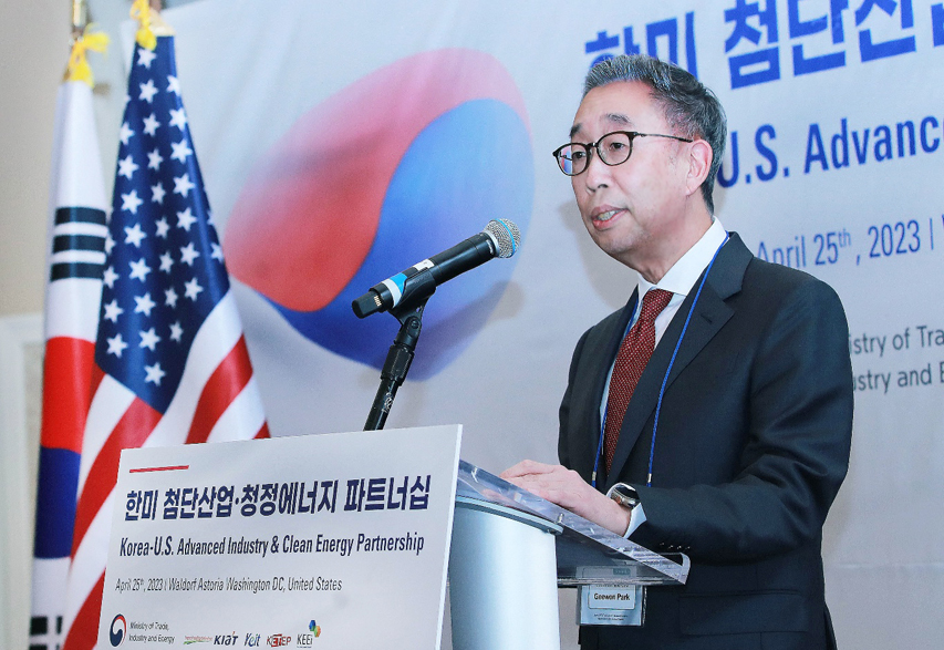 Doosan Enerbility Chairman & CEO Geewon Park giving keynote speech at the “Korea-US Advanced Industry & Clean Energy Partnership” event held in Washington D.C. on April 25th (local time).