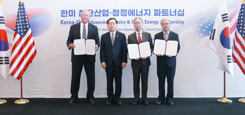 Attendees pose for a group photo at the MOU signing ceremony held in Washington D.C. on April 25th(local time) for cooperation on global SMR business expansion. (From left to right) John Hopkins, NuScale Power President & CEO; Chang-Yang Lee, S. Korean Minister of Trade, Industry and Energy; Geewon Park, Doosan Enerbility Chairman & CEO; Hee-Sung Yoon, KEXIM Chairman & President.