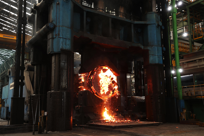 The 17,000-ton forging press, set up at Doosan Enerbility’s forging shop in Changwon, being used to create forgings needed for the steam generator, one of the key components of the Shin Hanul 3 & 4.