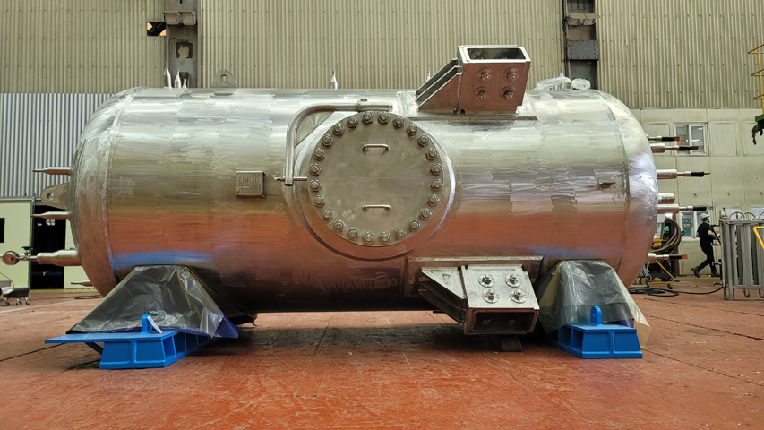 Side view of the pressurizer delivered by Doosan Enerbility to the ITER organization