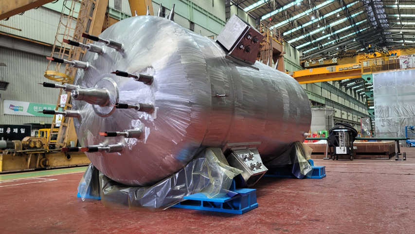 View of the lower part and side of Doosan Enerbility’s pressurizer which is being supplied to the ITER organization