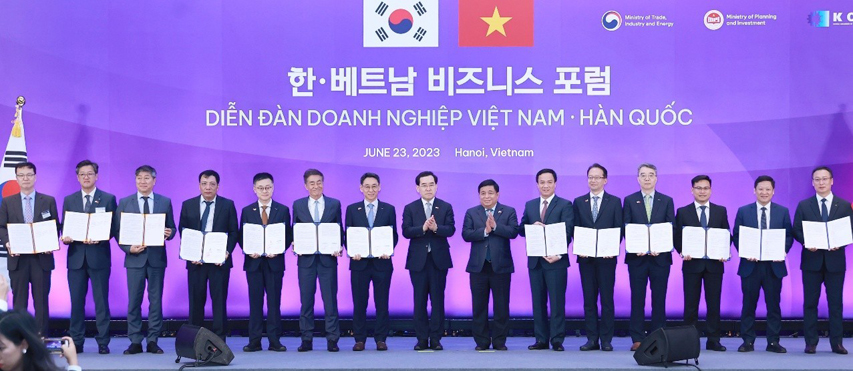 Attendees pose for a group photo at the MOU signing ceremony held on June 23rd in Hanoi for pursuing cooperation on eco-friendly fuel conversion projects - Chang-Yang Lee, S. Korea’s Minister of Trade, Industry and Energy (8th from the left); Nguyen Chi Dung, Vietnam’s Minister of Planning & Investment (9th from the left); Yeonin Jung, Doosan Enerbility’s President & COO (7th from the left); Hongook Park, Doosan Enerbility’s Power Services BG CEO (4th from the right); Jungkwan Kim, Doosan Enerbility’s Chief Marketing Officer (5th from the left).