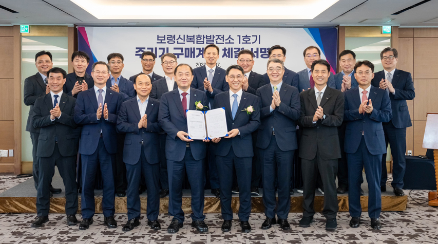 On June 27th, the related parties including Hobin Kim, KOMIPO CEO (front row, 4th from the left), and Yeonin Jung, Doosan Enerbility President & COO (front row, 5th from the left), pose for a group photo at the signing ceremony held for the Boryeong New Combined Cycle Power Plant at Lotte Hotel Seoul.