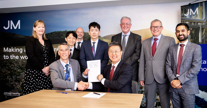 On July 13th (local time), Dongkyu Shin, Doosan Enerbility’s Vice President of Wind Turbine/Service Engineering (on the right), and Phil Ingram, Johnson Matthew’s Senior Business Development Manager, shake hands after signing the agreement at the signing ceremony held at JM’s Technology Centre in Stockton-on-Tees, UK.