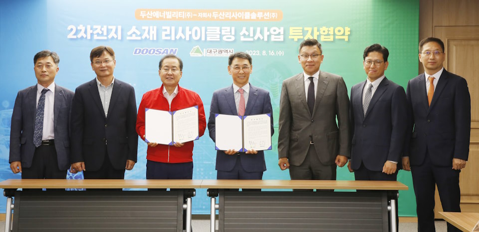 On Aug. 16th, the key attendees including Daegu Major Joonpyo Hong (third from the left) and Doosan Enerbility President & COO Yeonin Jung(fourth from the left), pose for a group photo after signing the investment MOU at the Daegu City Hall in Sangyeok-dong.