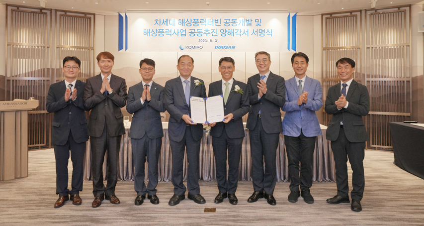 The attendees including KOMIPO President & CEO Hobin Kim (fourth from the left) and Doosan Enerbility President & COO Yeonin Jung (fourth from the right) pose for a group photo at the MOU signing ceremony held at the Ambassador Seoul – A Pullman Hotel on Aug. 31st.