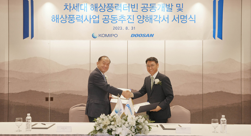 KOMIPO President & CEO Hobin Kim (on the left) and Doosan Enerbility President & COO Yeonin Jung (on the right) pose for a photo at the MOU signing ceremony held at the Ambassador Seoul – A Pullman Hotel on Aug. 31st.