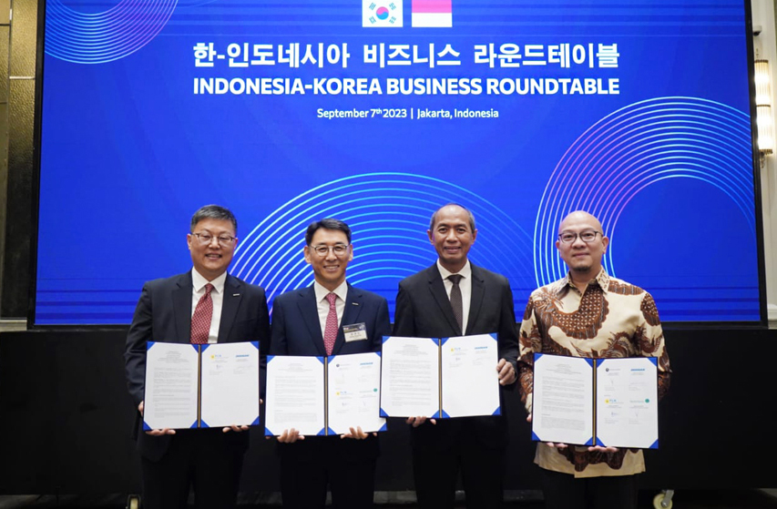 Doosan Enerbility signs MOU with Indonesia Power(IP) on transitioning to eco-friendly power plants for emissions reduction and another MOU with IRT on jointly developing the green ammonia supply chain for Jawa 9 & 10 power plants at the “Indonesia-Korea Business Roundtable” held in Jakarta on Sept. 7th. (From right to left) Peter Wijaya, President Director of IRT; Edwin Nugraha Putra, President Director of IP; Yeonin Jung, President & COO of Doosan Enerbility and Dongkyu Shin, VP of Doosan Enerbility.