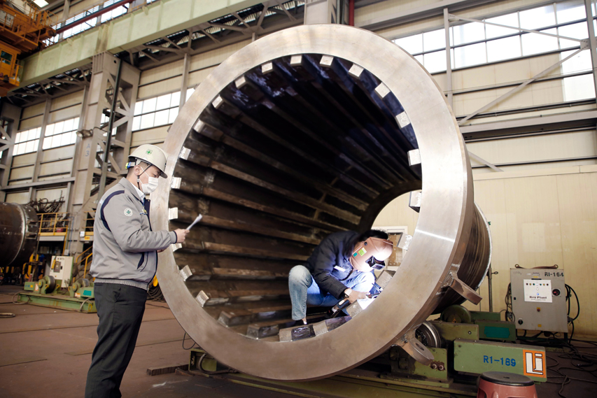 Photo showing the manufacturing process of the cask for the TMI Nuclear Power Plant in the U.S.