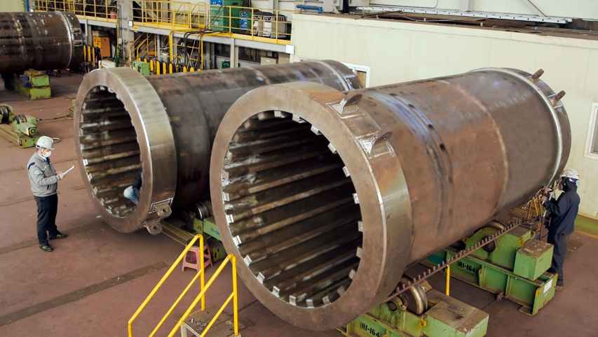 Photo showing the manufacturing process of the cask for the TMI Nuclear Power Plant in the U.S.
