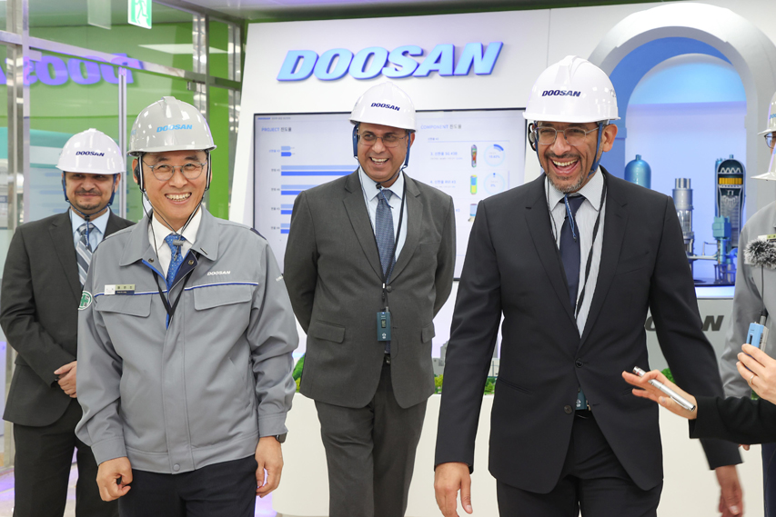 On Dec. 14th, Saudi Arabian Minister of Industry and Mineral Resources, H.E. Bandar Al-Khorayef (1st from the right) and the Saudi delegation tour the exhibition hall at Doosan Enerbility’s nuclear shop together with Doosan Enerbility President & COO Yeonin Jung (3rd from the right) and Doosan employees.