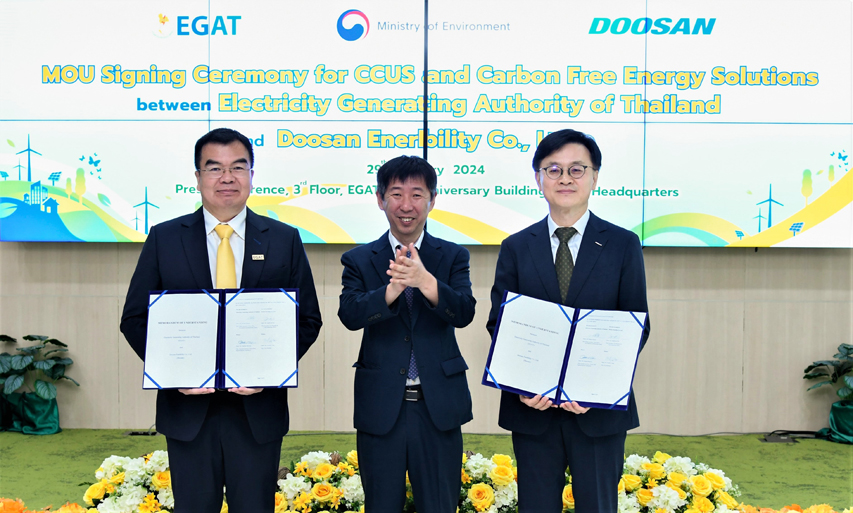 Attendees pose for a group photo at the “MOU Signing Ceremony for CCUS and Carbon-Free Energy Solutions” held in Thailand on Jan. 29. (From left to right) Thidade Eiamsai, EGAT Deputy Governor; Hwanjin Chung, MOE Global Green Project Team Director; Jungkwan Kim, CMO of Doosan Enerbility.