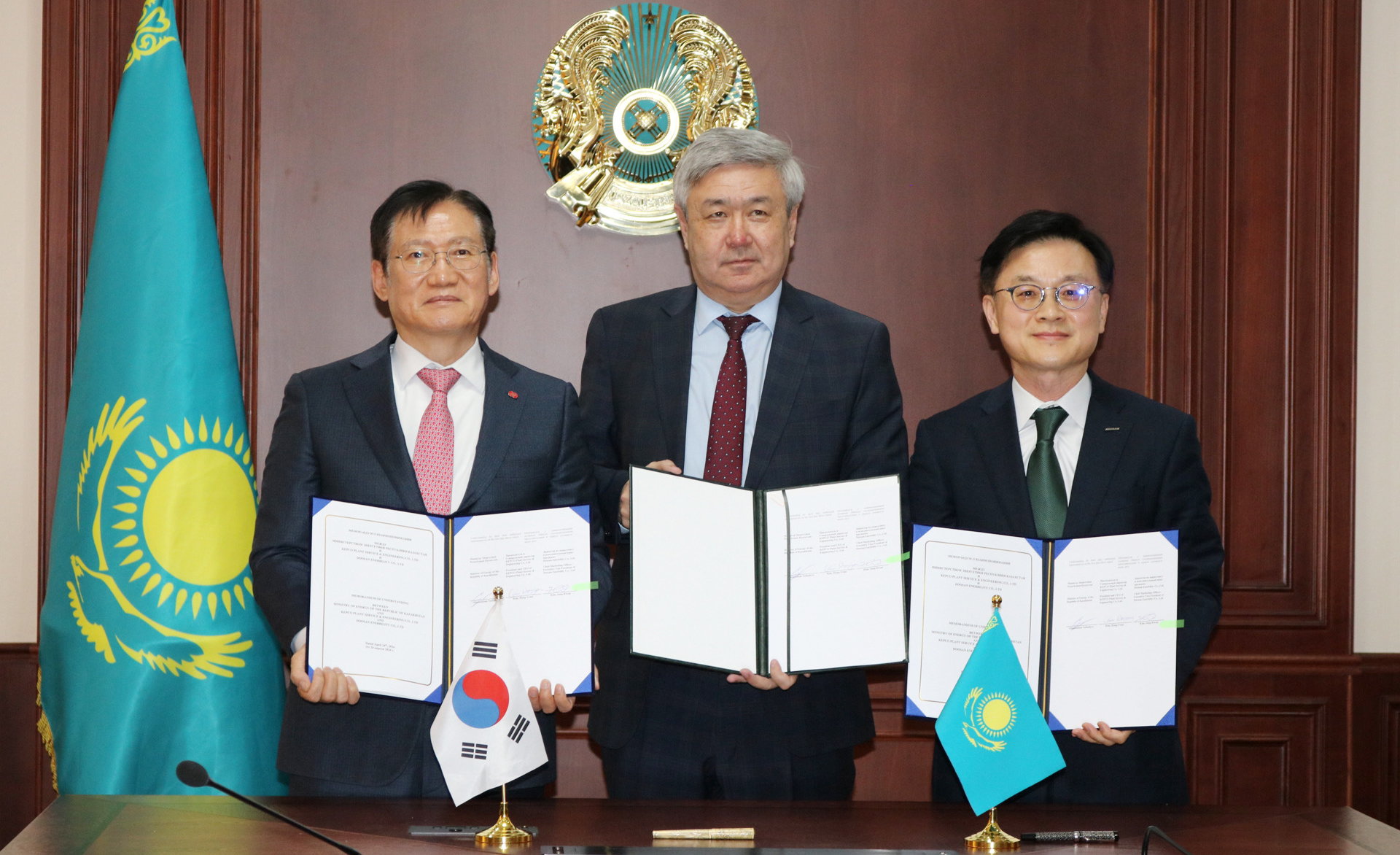 The attendees pose for a group photo at the “MOU on Outdated Power Plant Modernization” signing ceremony that was held in Kazakhstan’s capital, Astana. (From left to right) Hongyoun Kim, CEO of KEPCO KPS; Sungat Yessimkhanov, Kazakhstan’s Vice Minister of Energy; Jungkwan Kim, CMO of Doosan Enerbility.