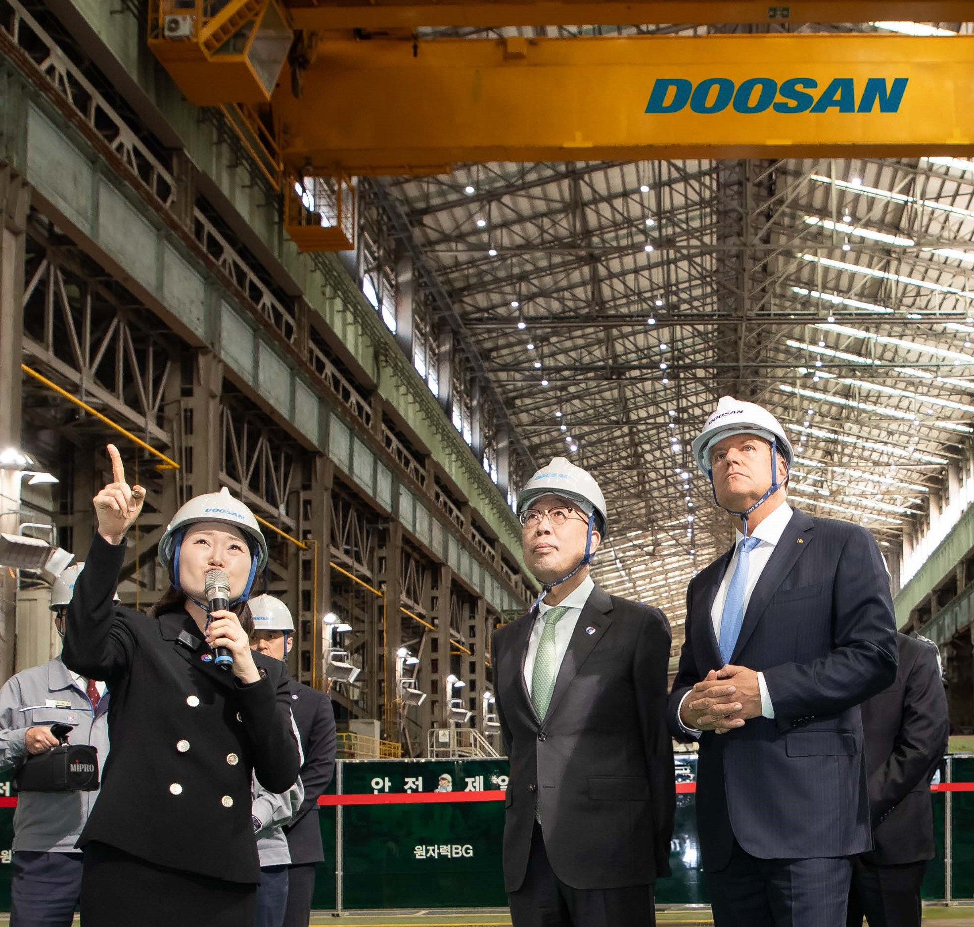Romanian President Klaus Iohannis (on the right) touring the SMR manufacturing facility with Doosan Enerbility Chairman Geewon Park(in the middle) during his visit to the company’s Changwon headquarters on April 24.