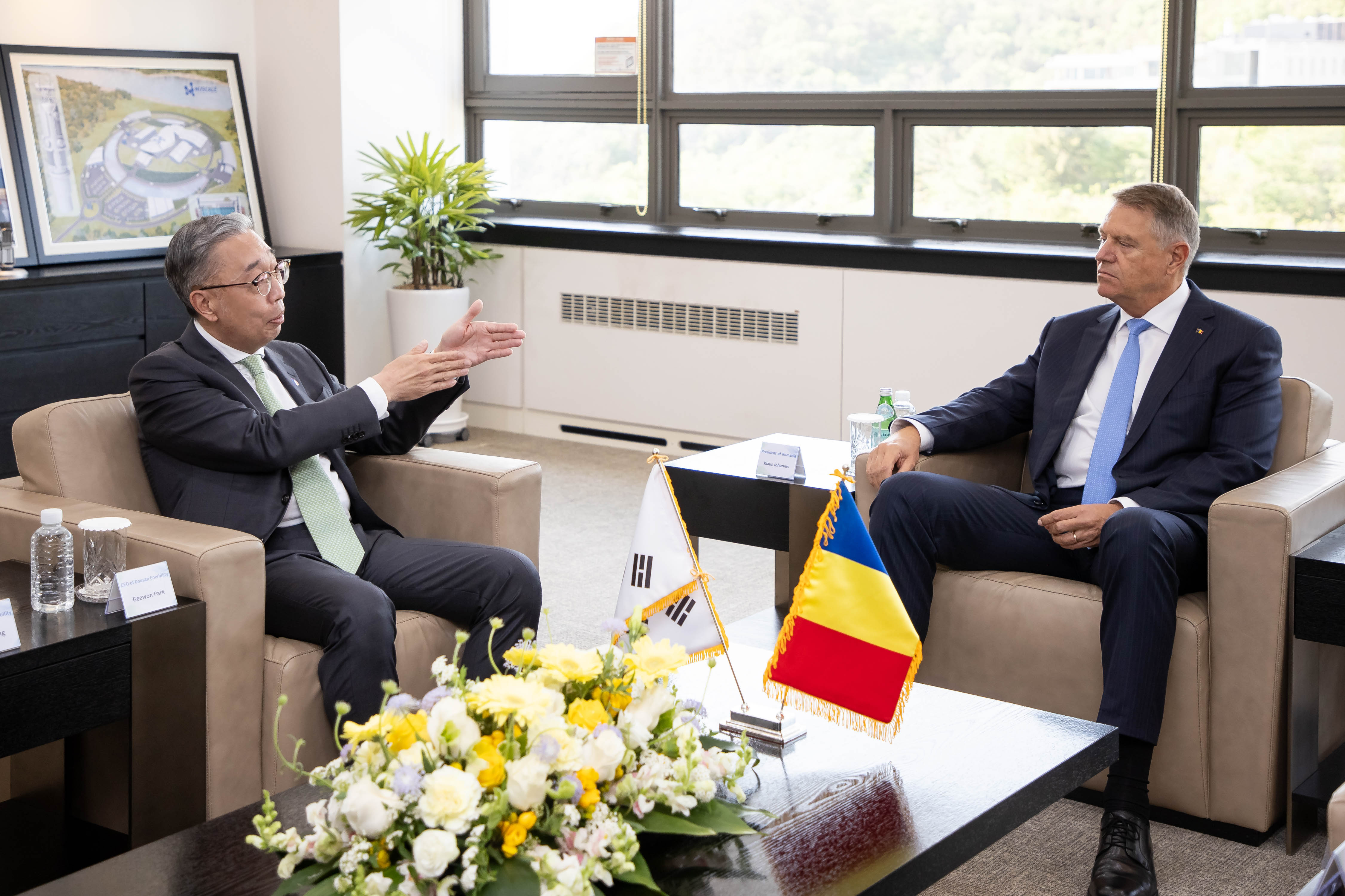 Romanian President Klaus Iohannis (on the right) talking with Doosan Enerbility Chairman Geewon Park while touring the company’s Changwon headquarters on April 24.