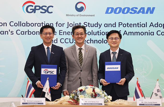 The attendees pose for a group photo at the signing ceremony held at the Gheco-One site in Rayong, southeastern Thailand. (From left to right) GPSC COO Sirimet Leepagorn, South Korea’s Vice Minister of Environment Sang-jun Lim, Doosan Enerbility CMO Jungkwan Kim.