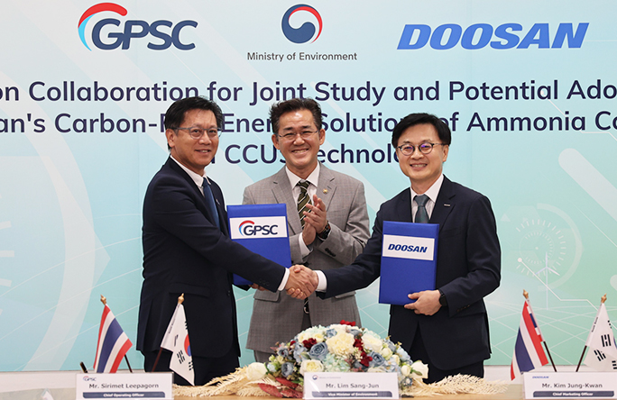 The attendees pose for a group photo at the signing ceremony held at the Gheco-One site in Rayong, southeastern Thailand. (From left to right) GPSC COO Sirimet Leepagorn, South Korea’s Vice Minister of Environment Sang-jun Lim, Doosan Enerbility CMO Jungkwan Kim.
