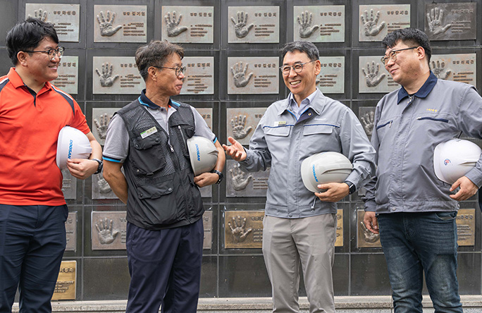 On July 3, Doosan Enerbility Vice Chairman Yeonin Jung (2nd from the right) stands before the Doosan Enerbility Technology Meisters’ handprint plaques in Changwon while engaging in conversation with engineers from partner companies. (From the right) Bumsung Precision’s Jihyung Hwang, Doosan Enerbility’s Vice Chairman Yeonin Jung, Nuclear Quality Mgmt Team 2’s Seungdo Son, Youngjin Techwin’s Intae Ryu