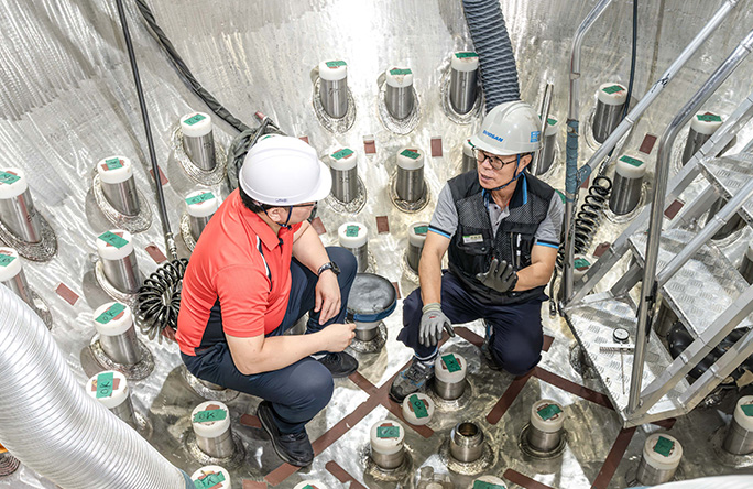 On July 3, Doosan Enerbility’s Seungdo Son (on the right) engages in conversation with Intae Ryu of Youngjin Techwin at Doosan Enerbility’s Nuclear Shop. 
