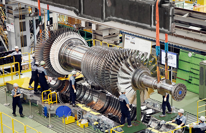 Doosan Enerbility employees working on the final assembly of large industrial gas turbines for power plants.(2019)