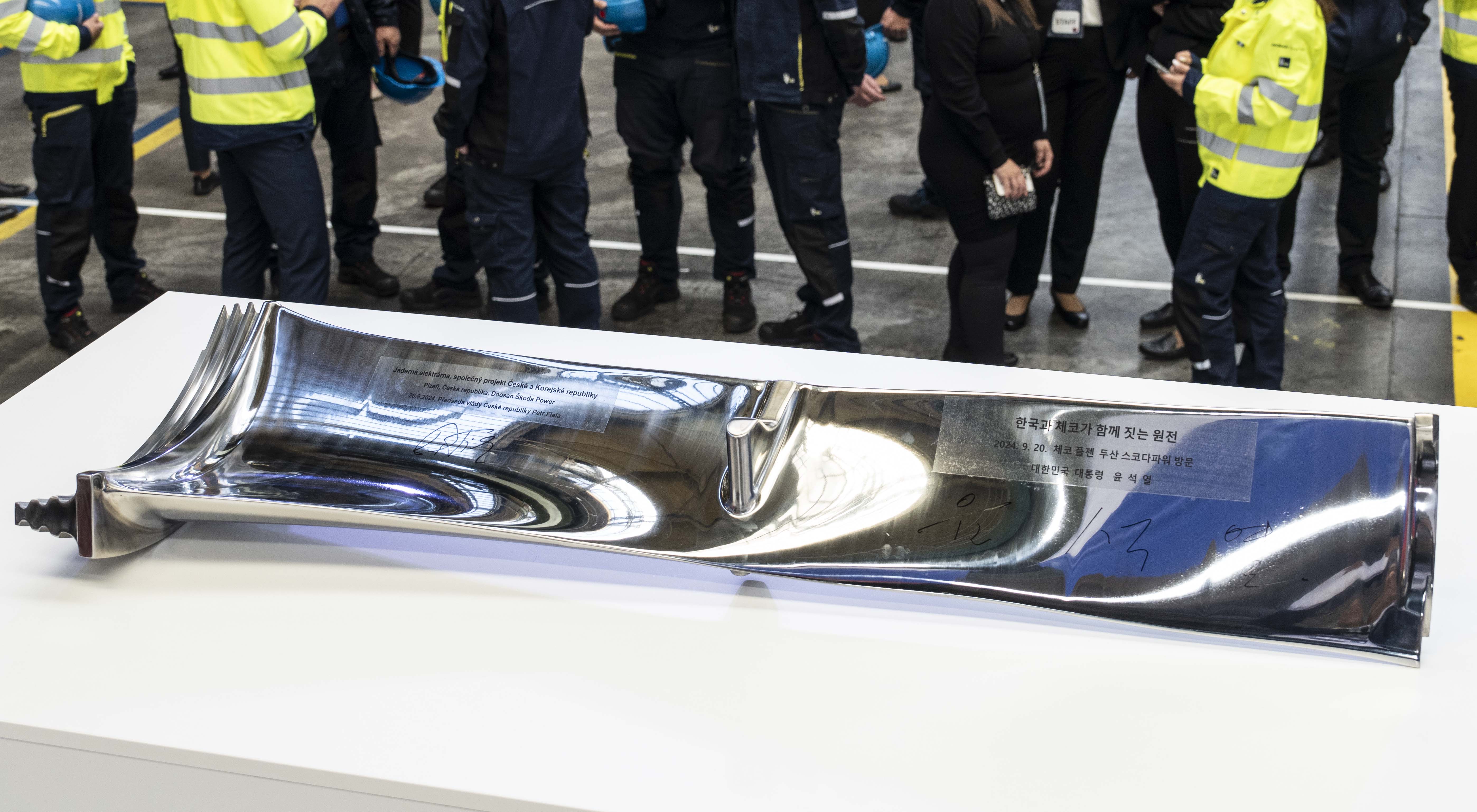 The turbine blade signed by S. Korean President Yoon Suk Yeol and Czech Prime Minister Petr Fiala 