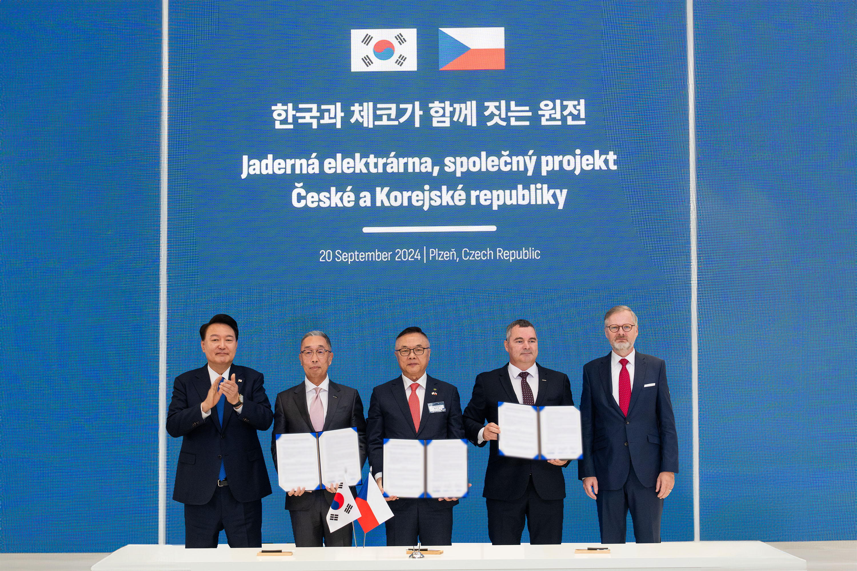 Attendees of the “S. Korea-Czechia Nuclear Power Full Lifecycle Cooperation Agreement Ceremony” held at Doosan Skoda Power in Plzen on Sept. 20 pose for a group photo, along with S. Korean President Yoon Suk Yeol (first from the left) and Czech Prime Minister Petr Fiala (first from the right).  (Starting from 2nd person on the left) Geewon Park, Doosan Enerbility Chairman & CEO; Jooho Whang, Korea Hydro & Nuclear Power President & CEO; Daniel Procházka, Doosan Skoda Power COO.