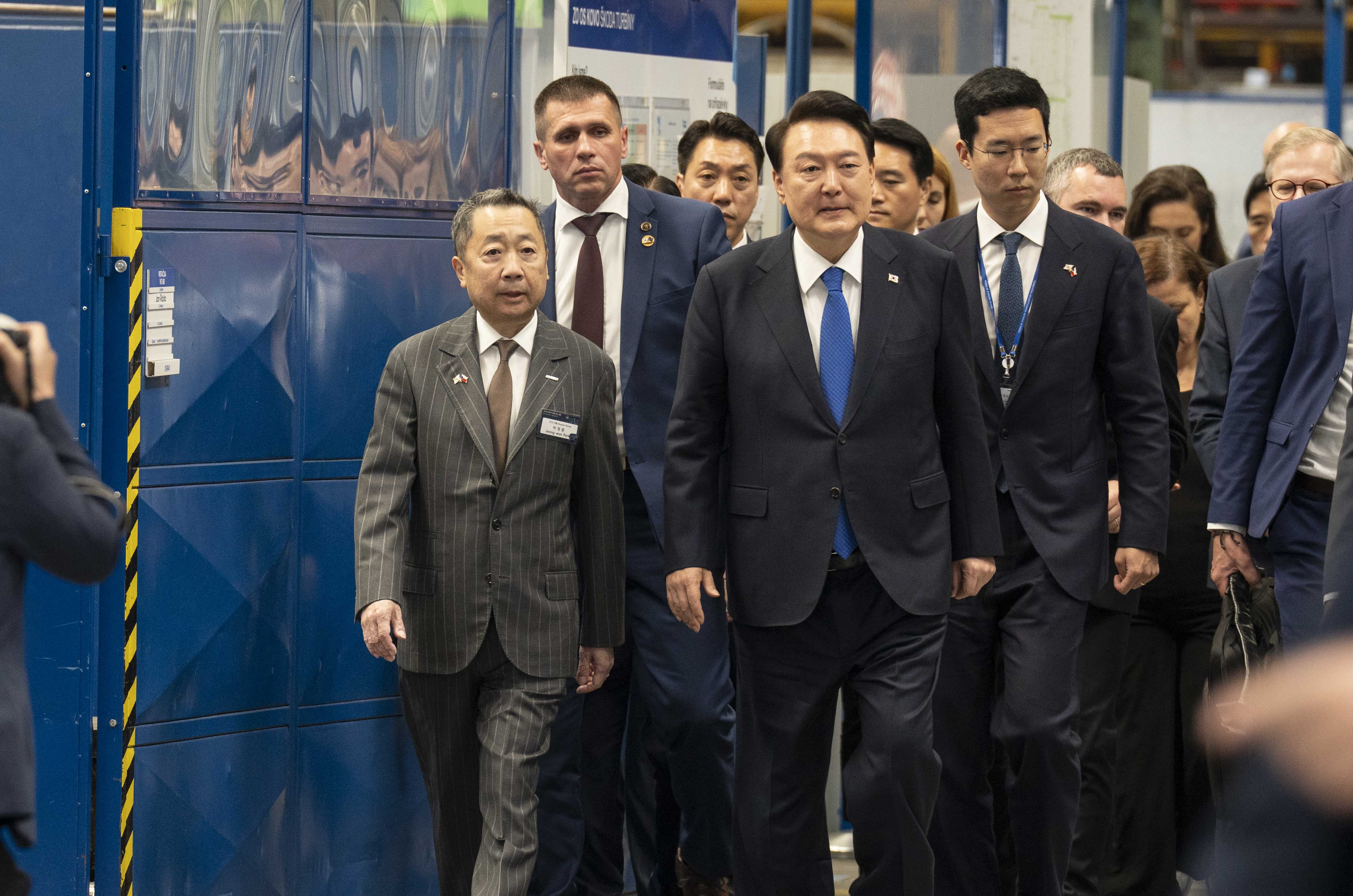 S. Korean President Yoon Suk Yeol (front row, right side) is led by Doosan Group Chairman Jeongwon Park (front row, left side) into the “S. Korea-Czechia Nuclear Power Full Lifecycle Cooperation Agreement Ceremony” which was held at Doosan Skoda Power (Plzen, Czech Rep.) on Sept. 20 (local time).
