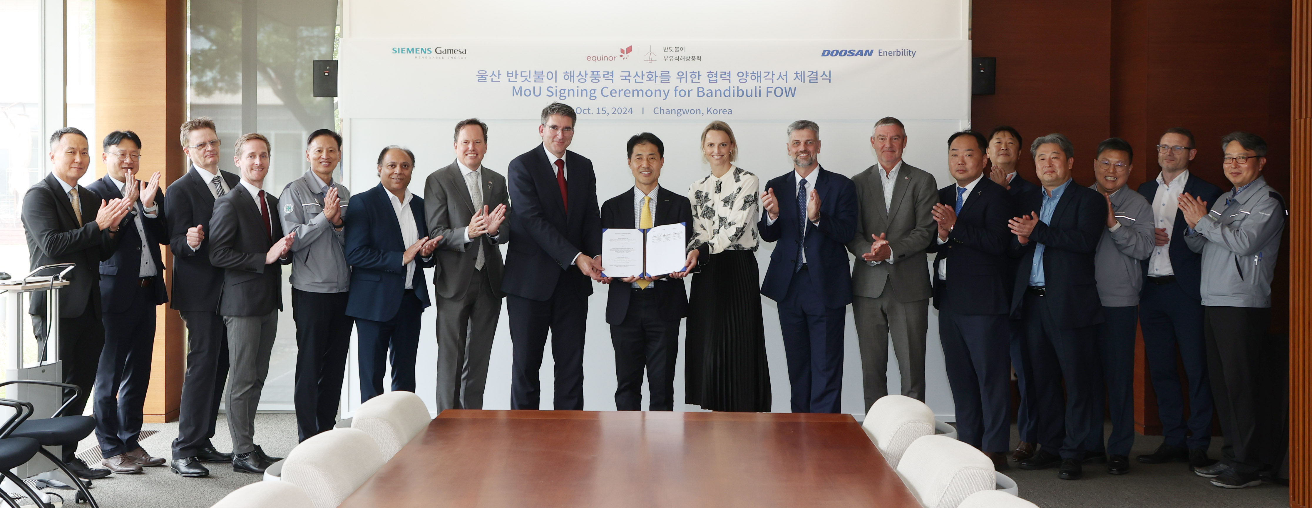 The attendees of the MOU signing ceremony held at Doosan Enerbility’s Changwon headquarters on Oct 15 for the “Bandibuli Floating Offshore Wind Farm” project pose for a group photo. (From 8th person on the left) Mark Becker, Head of Offshore at Siemens Gamesa; Seungwoo Sohn, CEO of Doosan Enerbility Power Services BG; Ingunn Svegården, Senior Vice President of Equinor Renewables APAC.