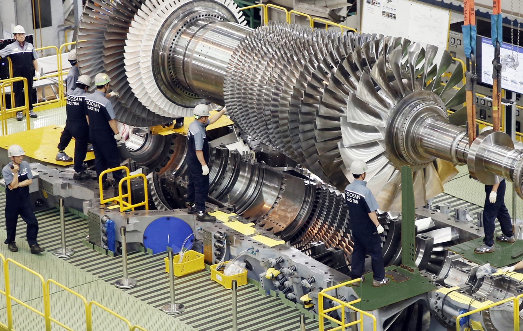 Doosan Enerbility employees installing the rotor blade inside the turbine casing during the final assembly of the initial product in Sept 2019. 