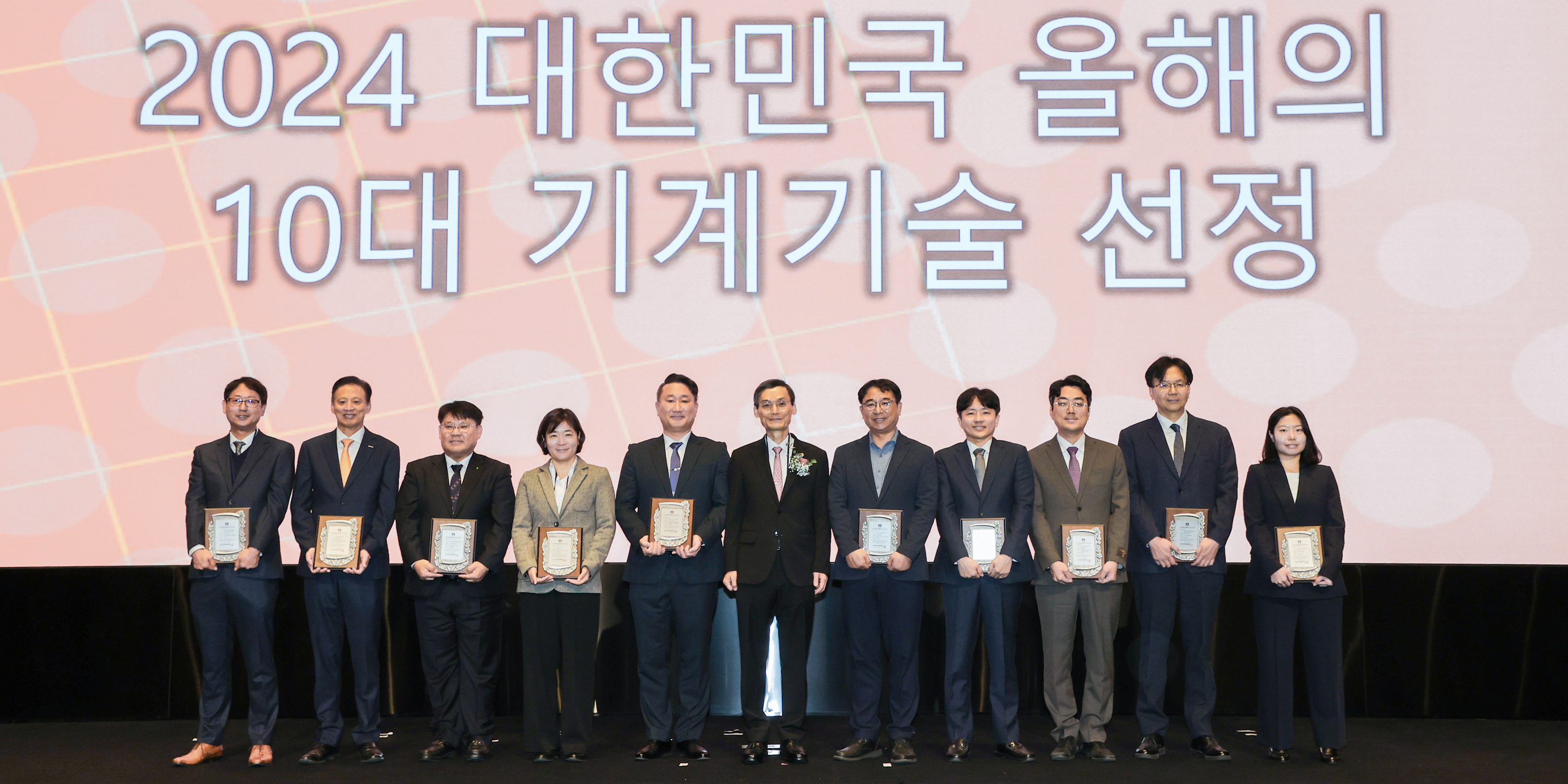 Kwangyol Lee, Senior Vice President of Doosan Enerbility(2nd from the left) poses for a group photo at the “Top 10 Mechanical Engineering Technologies of the Year 2024” awards ceremony held at the El Tower in Seoul on Nov 13. 