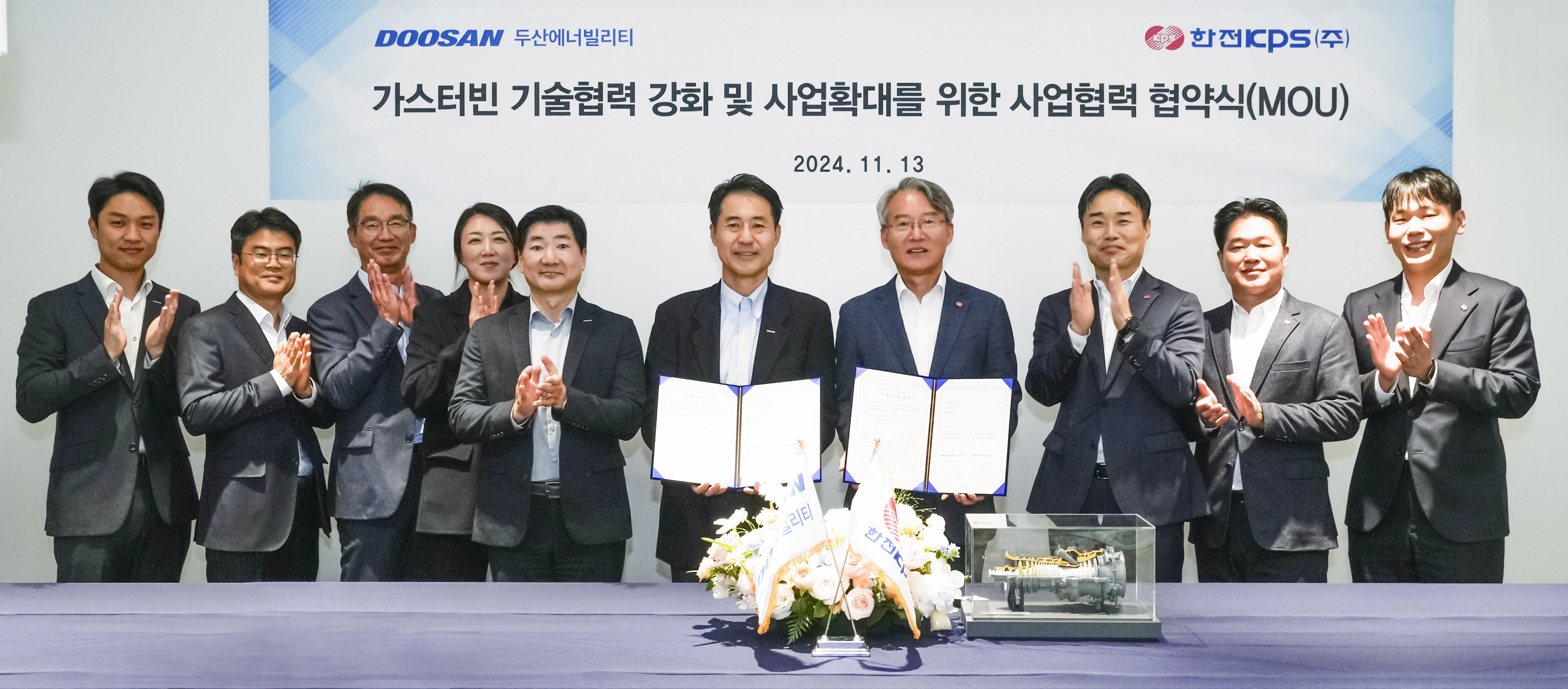 Doyoon Kim, Director of KEPCO KPS’ Power Generation & Safety Division (4th from the right), and Seungwoo Sohn, CEO of Doosan Enerbility’s Power Services BG(5th from the right), pose for a group photo at the MOU signing ceremony held at the Bundang Doosan Tower on Nov 13.