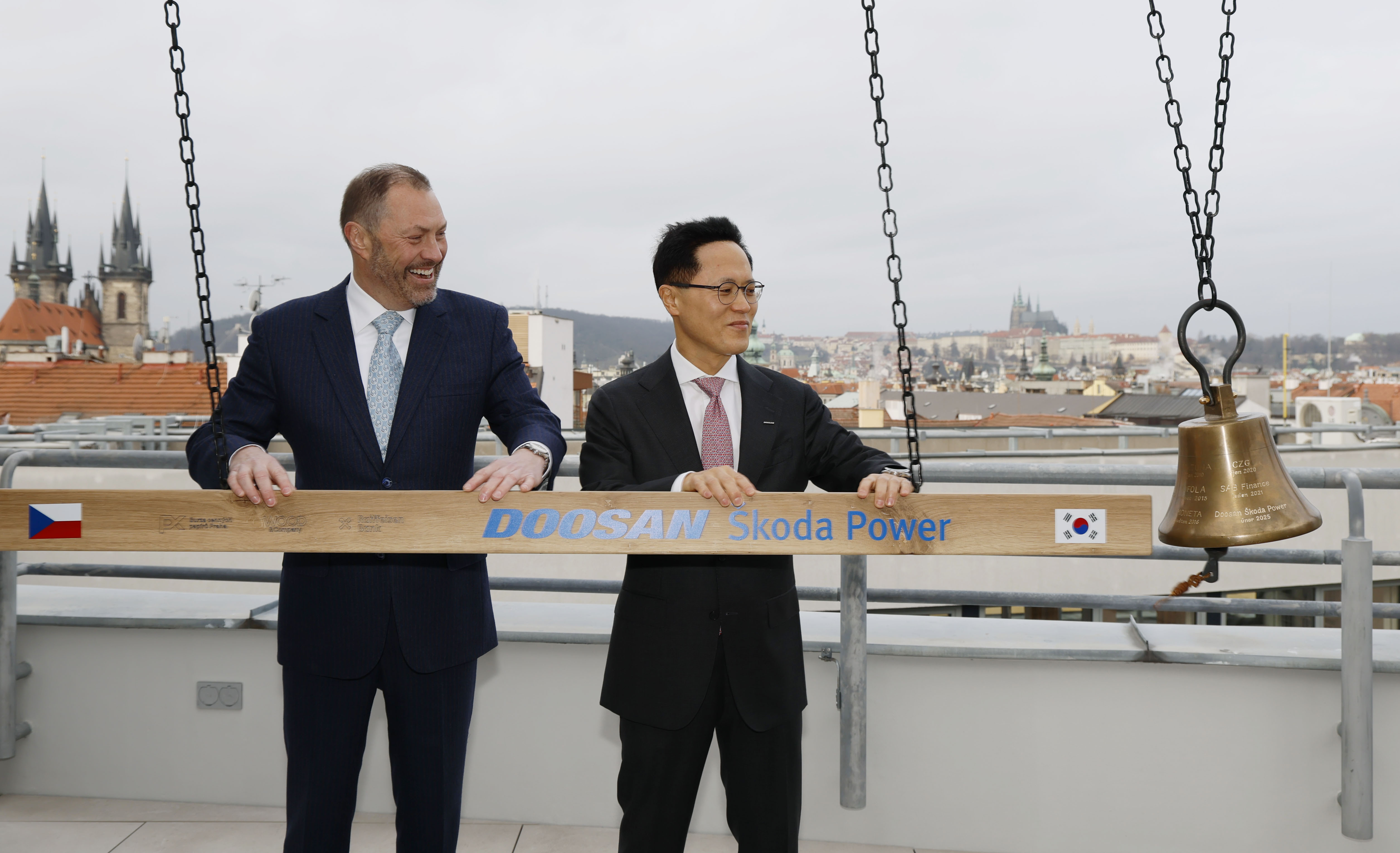 Petr Koblic, CEO of the Prague Stock Exchange, and Sanghyun Park, CFO of Doosan Enerbility (on the right), jointly ring the ceremonious bell to signal Doosan Skoda Power’s listing at the opening ceremony held at the Prague Stock Exchange on Feb 6 (local time).  